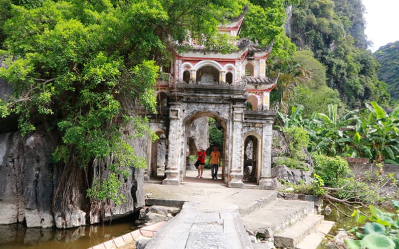 Chùa nằm ngăn cách với trục đường xã Ninh Hải bởi một hồ nước rộng lớn. Để đi qua chùa phải qua một chiếc cầu bằng đá cổ. Ban đầu, chùa Bích Động có tên là 