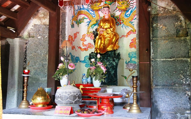 Bên trong chùa Thượng thờ Quan Thế Âm Bồ Tát. Chùa Thượng có hai miếu hai bên: bên phải thờ Thổ Địa, bên trái thờ Đức Sơn Thần. Cạnh chùa có một bể nước gọi là 