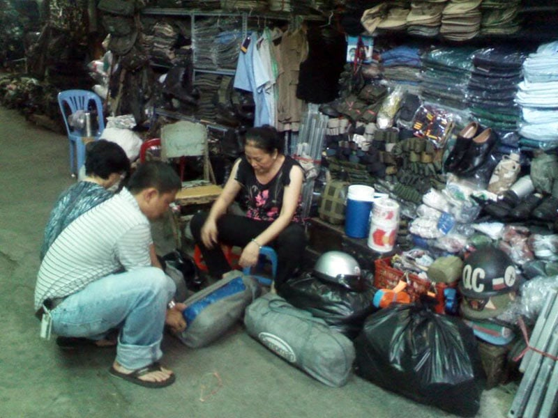 “Thời đó, cứ bước vô chợ, lúc trở ra là biết liền mình còn trí thức hay trở thành con buôn”. (Ảnh: TL) “Thời đó, cứ bước vô chợ, lúc trở ra là biết liền mình còn trí thức hay trở thành con buôn”. (Ảnh: TL)