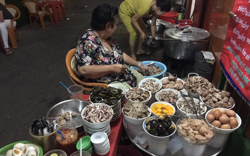 Cháo sườn Bà Hào (Trần Khắc Chân, quận 1) thu hút thực khách với mâm nguyên liệu phong phú, vị mềm mịn của cháo nấu từ gạo xay. Ảnh: Facebook của quán. Cháo sườn Bà Hào (Trần Khắc Chân, quận 1) thu hút thực khách với mâm nguyên liệu phong phú, vị mềm mịn của cháo nấu từ gạo xay. Ảnh: Facebook của quán.