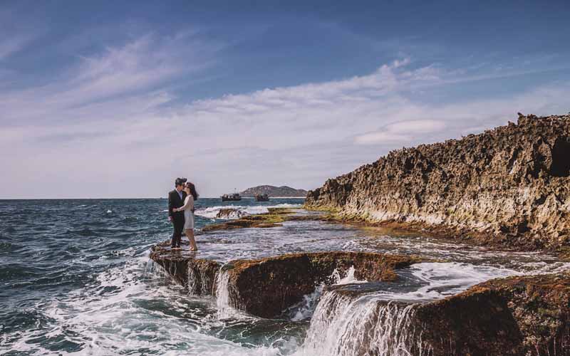 Hang Rái thuộc thôn Thái An, xã Vĩnh Hải, huyện Ninh Hải, tỉnh Ninh Thuận. Đây là địa điểm mới nổi, được giới trẻ yêu du lịch truyền tai nhau. Điểm đặc biệt của hang Rái là cảnh sắc thiên nhiên tuyệt đẹp, nơi giao nhau giữa núi Chúa và bờ biển xanh. Ảnh: Xuân Thịnh. Hang Rái thuộc thôn Thái An, xã Vĩnh Hải, huyện Ninh Hải, tỉnh Ninh Thuận. Đây là địa điểm mới nổi, được giới trẻ yêu du lịch truyền tai nhau. Điểm đặc biệt của hang Rái là cảnh sắc thiên nhiên tuyệt đẹp, nơi giao nhau giữa núi Chúa và bờ biển xanh. Ảnh: Xuân Thịnh.