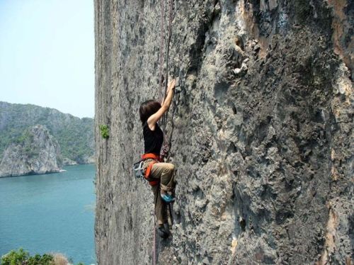 Du khách nên trang bị đầy đủ các thiết bị an toàn trước khi thực hiện thử thách. Du khách nên trang bị đầy đủ các thiết bị an toàn trước khi thực hiện thử thách.