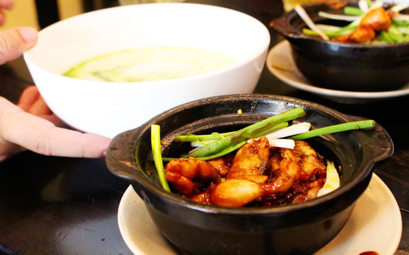 Cháo ếch Sentosa (Phạm Văn Đồng, phường 2, quận Tân Bình): Món cháo nhất định phải thưởng thức khi đến Singapore đã được ông chủ trẻ điều chỉnh gần với hương vị Việt. Ảnh: An Huỳnh. Cháo ếch Sentosa (Phạm Văn Đồng, phường 2, quận Tân Bình): Món cháo nhất định phải thưởng thức khi đến Singapore đã được ông chủ trẻ điều chỉnh gần với hương vị Việt. Ảnh: An Huỳnh.