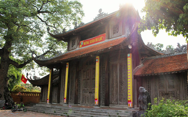 Cách chợ không xa là ngôi chùa Nôm đầy linh thiêng với lối kiến trúc mang đậm nét truyền thống. Theo truyền thuyết xưa, chùa Nôm được xây giữa rừng thông cổ thụ. Có lẽ vì vậy mà chùa còn có tên gọi khác là Linh thông cổ tự. Cách chợ không xa là ngôi chùa Nôm đầy linh thiêng với lối kiến trúc mang đậm nét truyền thống. Theo truyền thuyết xưa, chùa Nôm được xây giữa rừng thông cổ thụ. Có lẽ vì vậy mà chùa còn có tên gọi khác là Linh thông cổ tự.