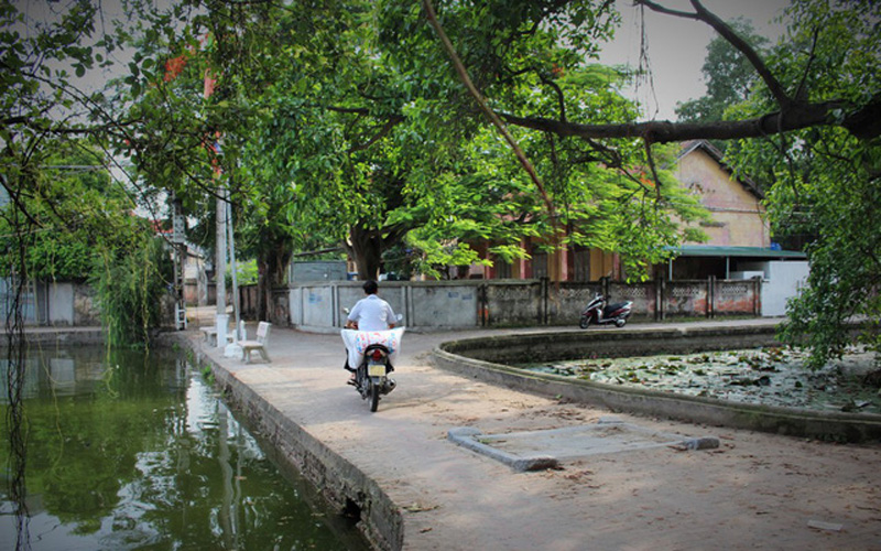 Ngôi làng được liên kết với nhau bằng hệ thống rất nhiều đường ngang ngõ tắt. Ngôi làng được liên kết với nhau bằng hệ thống rất nhiều đường ngang ngõ tắt.