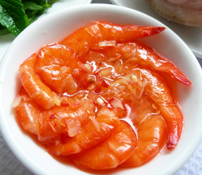 Tôm chín đỏ hồng trong món mắm tôm chua. Ảnh: Topplus. Tôm chín đỏ hồng trong món mắm tôm chua. Ảnh: Topplus.