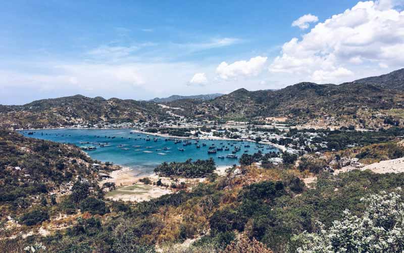 Vĩnh Hy thuộc xã Vĩnh Hải, huyện Ninh Hải, tỉnh Ninh Thuận, nằm giữa ba bề núi rừng hoang sơ, trước mặt là đại dương bao la xanh biếc. Với khung cảnh thiên nhiên trong lành, tuyệt đẹp, nơi đây đã trở thành điểm đến được giới trẻ yêu du lịch đặc biệt yêu thích. Ảnh: Đặng Hoàng. Vĩnh Hy thuộc xã Vĩnh Hải, huyện Ninh Hải, tỉnh Ninh Thuận, nằm giữa ba bề núi rừng hoang sơ, trước mặt là đại dương bao la xanh biếc. Với khung cảnh thiên nhiên trong lành, tuyệt đẹp, nơi đây đã trở thành điểm đến được giới trẻ yêu du lịch đặc biệt yêu thích. Ảnh: Đặng Hoàng.