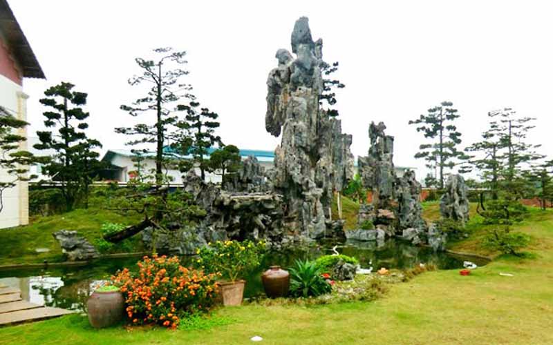 Nghệ thuật tạo tiểu cảnh sơn thủy hữu tình của một hòn non bộ. Ngoài ý nghĩa tạo hình khối tôn vinh vẻ bề thế của khu biệt thự, hòn non bộ còn là một vật phẩm phong thủy đặc biệt trong ngôi nhà.. Nghệ thuật tạo tiểu cảnh sơn thủy hữu tình của một hòn non bộ. Ngoài ý nghĩa tạo hình khối tôn vinh vẻ bề thế của khu biệt thự, hòn non bộ còn là một vật phẩm phong thủy đặc biệt trong ngôi nhà..