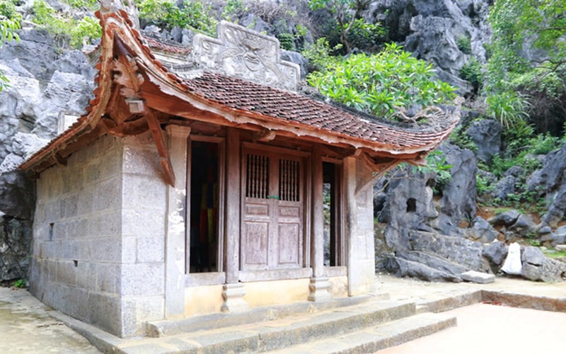 Từ Động tối, đi lên gần 40 bậc đá theo sườn núi sẽ đến chùa Thượng hay còn gọi là chùa Đông. Đây là ngôi chùa nằm ở vị trí cao nhất, gần đỉnh núi Bích Động, từ chùa Thượng nhìn ra xa có 5 ngọn núi đứng độc lập chầu về núi Bích Động, trông giống như 5 cánh hoa Sen, gọi là Ngũ Nhạc Sơn.