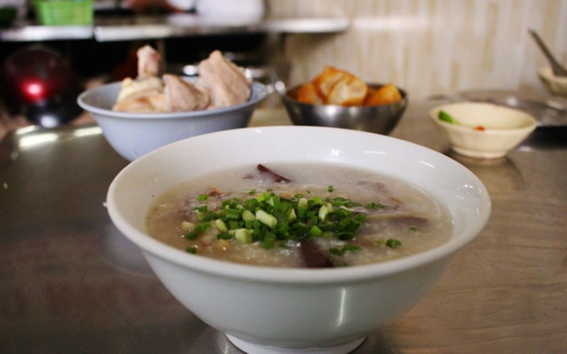 Một phần cháo mực của quán đơn giản với huyết, da heo, mực khô xé sợi và có giá 15.000 đồng. Tuy nhiên, quán có bán kèm đùi gà, giò heo, cánh gà, trứng vịt bắc thảo... Bạn có thể yêu cầu thêm. Ảnh: An Huỳnh. Một phần cháo mực của quán đơn giản với huyết, da heo, mực khô xé sợi và có giá 15.000 đồng. Tuy nhiên, quán có bán kèm đùi gà, giò heo, cánh gà, trứng vịt bắc thảo... Bạn có thể yêu cầu thêm. Ảnh: An Huỳnh.