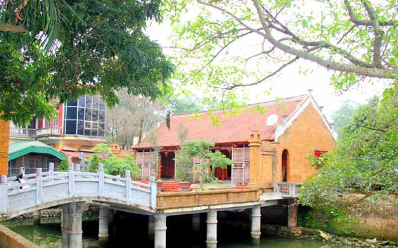 Khu vườn được tô đẹp bằng nhiều cây bon sai có giá hàng trăm triệu đồng của một đại gia cây cảnh. Khu vườn được tô đẹp bằng nhiều cây bon sai có giá hàng trăm triệu đồng của một đại gia cây cảnh.