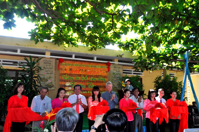 Cắt băng khai trương làng du lịch công đồng Triêm Tây. Cắt băng khai trương làng du lịch công đồng Triêm Tây.