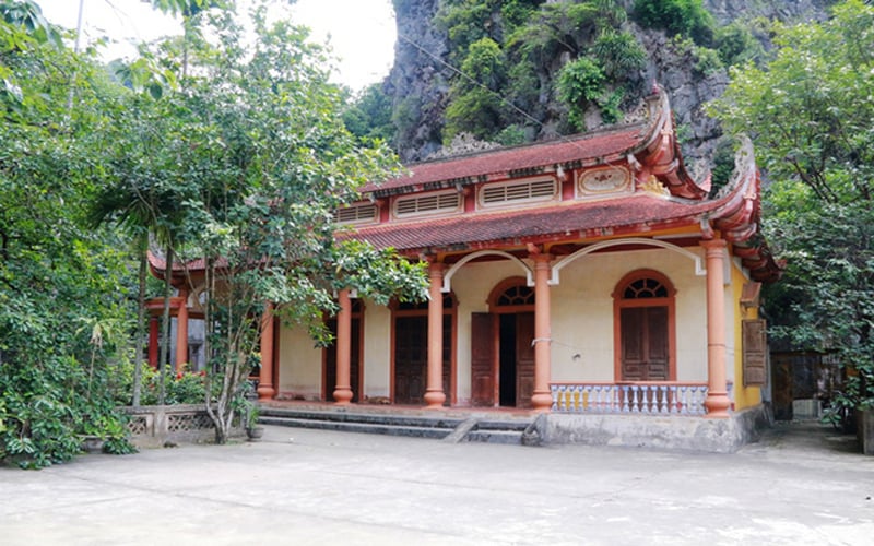 Tên chùa Bích Động được chúa Trịnh Sâm đặt vào năm 1774. Khi du lịch chưa phát triển chùa Bích Động nằm ẩn mình, là chốn thanh tịnh để nhiều người đến bái, nương nhờ của Phật. Hiện nay, nơi đây cũng là điểm tham quan hấp dẫn với nhiều du khách bởi không gian tuyệt đẹp nơi đây.