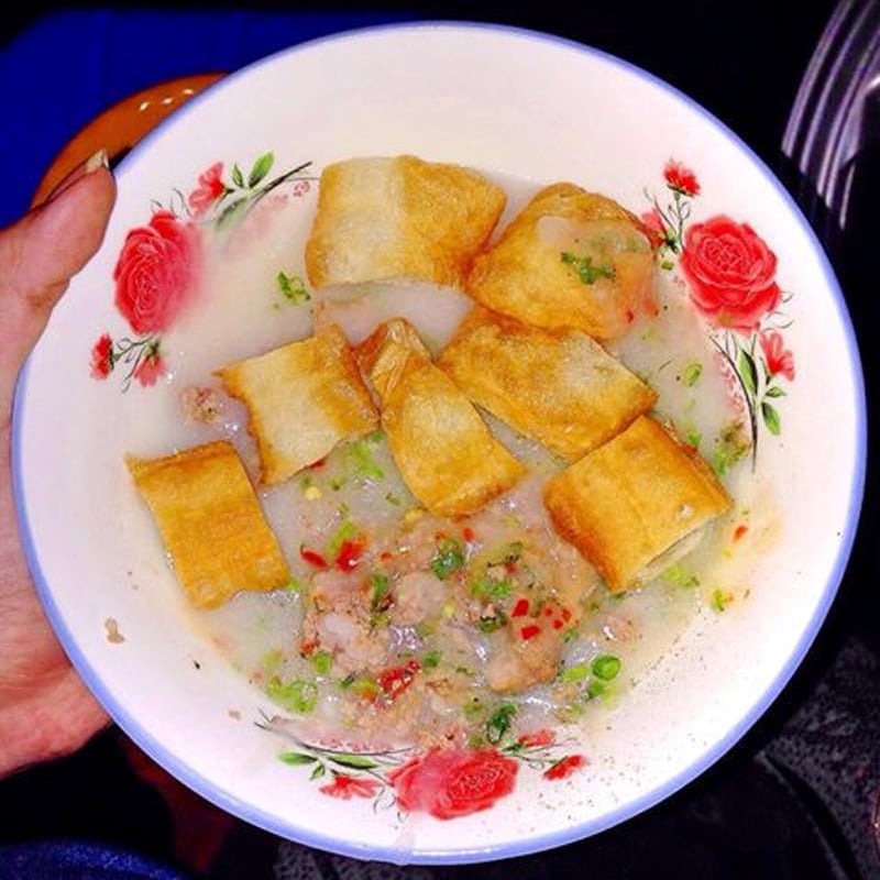 Cháo tại đây được nấu từ gạo rang, xay mịn nên có vị thơm, độ sánh. Bạn có thể kết hợp cháo với một trong các nguyên liệu của quán hay gọi phần thập cẩm đều được. Ảnh: Hà Khánh Lưu. Cháo tại đây được nấu từ gạo rang, xay mịn nên có vị thơm, độ sánh. Bạn có thể kết hợp cháo với một trong các nguyên liệu của quán hay gọi phần thập cẩm đều được. Ảnh: Hà Khánh Lưu.