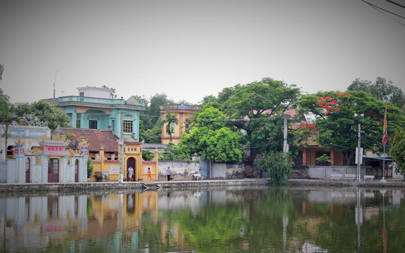 Ở làng Nôm, không gian và thời gian đều như đang lắng lại. Những ngôi nhà với lối kiến trúc xưa cũ, những tán cây cổ thụ và hàng cau cao vút khẽ ngả bóng xuống mặt ao làng xanh trong. Nhịp sống của người dân cũng yên bình, chậm rãi như dòng nước khẽ xao động. Ở làng Nôm, không gian và thời gian đều như đang lắng lại. Những ngôi nhà với lối kiến trúc xưa cũ, những tán cây cổ thụ và hàng cau cao vút khẽ ngả bóng xuống mặt ao làng xanh trong. Nhịp sống của người dân cũng yên bình, chậm rãi như dòng nước khẽ xao động.