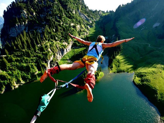 Bungee sẽ cho bạn cảm giác được rơi tự do giữa không trung. Bungee sẽ cho bạn cảm giác được rơi tự do giữa không trung.