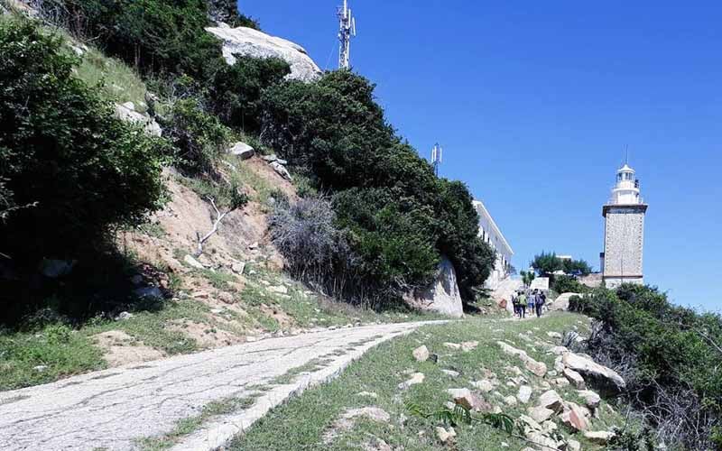Hải đăng Mũi Dinh thuộc xã Phước Dinh (Thuận Nam, Ninh Thuận), cách Phan Rang 45 km. Đây là ngọn hải đăng xinh đẹp nằm bên bờ biển hoang sơ với bãi cát trắng trải dài. Nếu là người yêu thích du lịch khám phá, hành trình chinh phục hải đăng Mũi Dinh sẽ khiến bạn hài lòng. Ảnh:Châu Nhụy Thịnh. Hải đăng Mũi Dinh thuộc xã Phước Dinh (Thuận Nam, Ninh Thuận), cách Phan Rang 45 km. Đây là ngọn hải đăng xinh đẹp nằm bên bờ biển hoang sơ với bãi cát trắng trải dài. Nếu là người yêu thích du lịch khám phá, hành trình chinh phục hải đăng Mũi Dinh sẽ khiến bạn hài lòng. Ảnh:Châu Nhụy Thịnh.