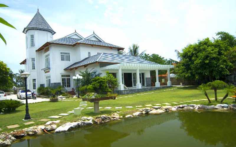 Tòa lâu đài tọa lạc trên khu đất rộng khoảng 5ha với một quả đồi trong khuôn viên để tạo điểm nhấn; hồ cá cảnh; khu vực trồng tùng, cây cảnh, hòn non bộ xen kẽ. Ảnh: vtv6.vtv.vn. Tòa lâu đài tọa lạc trên khu đất rộng khoảng 5ha với một quả đồi trong khuôn viên để tạo điểm nhấn; hồ cá cảnh; khu vực trồng tùng, cây cảnh, hòn non bộ xen kẽ. Ảnh: vtv6.vtv.vn.