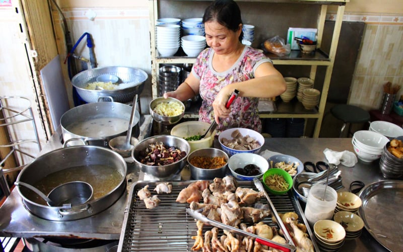 Cháo mực Phó Đức Chính (quận 1) đã tồn tại hơn 22 năm. Ban đầu, quán bán từ 15-21h, hiện mở rộng thời gian từ 6h30-21h. Ảnh: An Huỳnh. Cháo mực Phó Đức Chính (quận 1) đã tồn tại hơn 22 năm. Ban đầu, quán bán từ 15-21h, hiện mở rộng thời gian từ 6h30-21h. Ảnh: An Huỳnh.