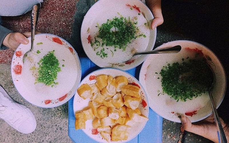 Cháo sườn chợ Tân Định (Hai Bà Trưng, quận 3): Gọi là quán nhưng gia tài của hàng cháo sườn này chỉ là chiếc xe đẩy nhỏ, nồi cháo, tô thịt băm, sườn non, hành lá, quẩy, tô muỗng... Ảnh: Huyền Thư. Cháo sườn chợ Tân Định (Hai Bà Trưng, quận 3): Gọi là quán nhưng gia tài của hàng cháo sườn này chỉ là chiếc xe đẩy nhỏ, nồi cháo, tô thịt băm, sườn non, hành lá, quẩy, tô muỗng... Ảnh: Huyền Thư.