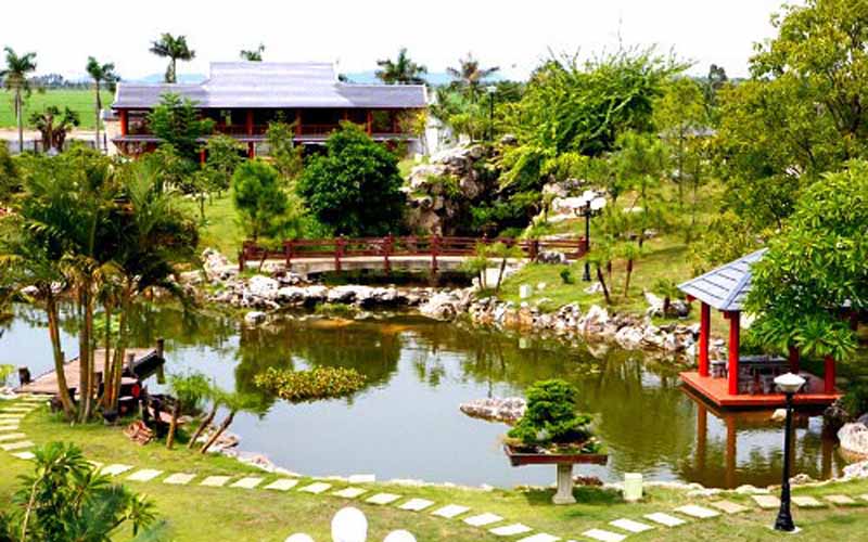 Để xây dựng khuôn viên cho tòa dinh thự này, ông Đoàn đã bỏ tiền mua thêm đất của nhà dân xung quanh đồng thời đập bỏ ngôi nhà cũ mới qua hơn một năm sử dụng. Ảnh: VTV6. Để xây dựng khuôn viên cho tòa dinh thự này, ông Đoàn đã bỏ tiền mua thêm đất của nhà dân xung quanh đồng thời đập bỏ ngôi nhà cũ mới qua hơn một năm sử dụng. Ảnh: VTV6.