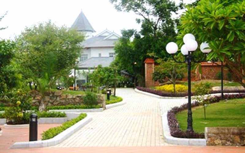 Khu biệt thự được xây dựng theo kiểu kiến trúc châu Âu với ngoại thất màu trắng mang đến sự trang nhã hiếm thấy. Ảnh: VTV6. Khu biệt thự được xây dựng theo kiểu kiến trúc châu Âu với ngoại thất màu trắng mang đến sự trang nhã hiếm thấy. Ảnh: VTV6.
