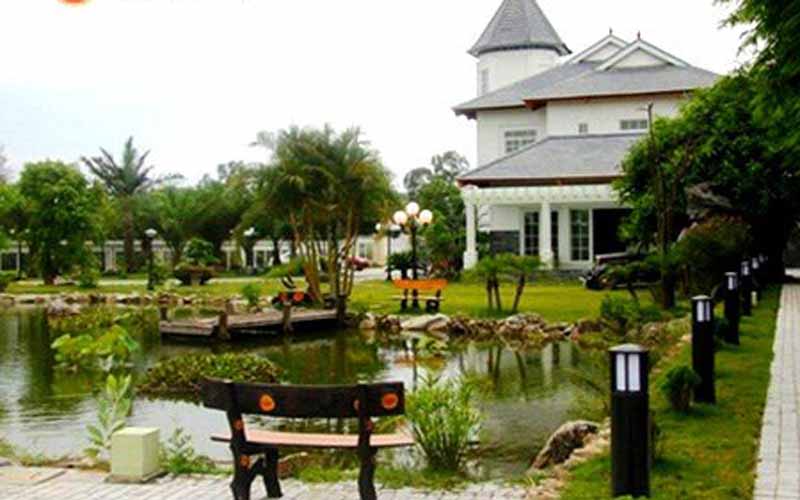 Khu đồi nhân tạo, kiến trúc nhà mái lệch, tháp nhọn, sân vườn, vườn cây ao cá… tạo thành tổng thể chung vô cùng đẹp mắt Ảnh: VTV6. Khu đồi nhân tạo, kiến trúc nhà mái lệch, tháp nhọn, sân vườn, vườn cây ao cá… tạo thành tổng thể chung vô cùng đẹp mắt Ảnh: VTV6.