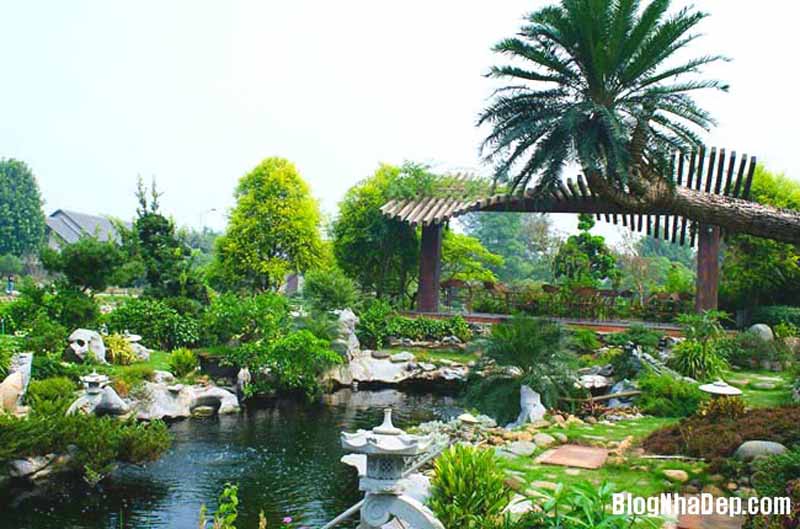 Dù cảnh trí hoàn toàn là nhân tạo nhưng vẫn rất tự nhiên, bao gồm rừng cọ đồi chè, sơn thủy hữu tình…Có nhà thủy đình, hai cây cầu bắc qua sông, có bể bơi. Ảnh: Blognhàdep.com. Dù cảnh trí hoàn toàn là nhân tạo nhưng vẫn rất tự nhiên, bao gồm rừng cọ đồi chè, sơn thủy hữu tình…Có nhà thủy đình, hai cây cầu bắc qua sông, có bể bơi. Ảnh: Blognhàdep.com.