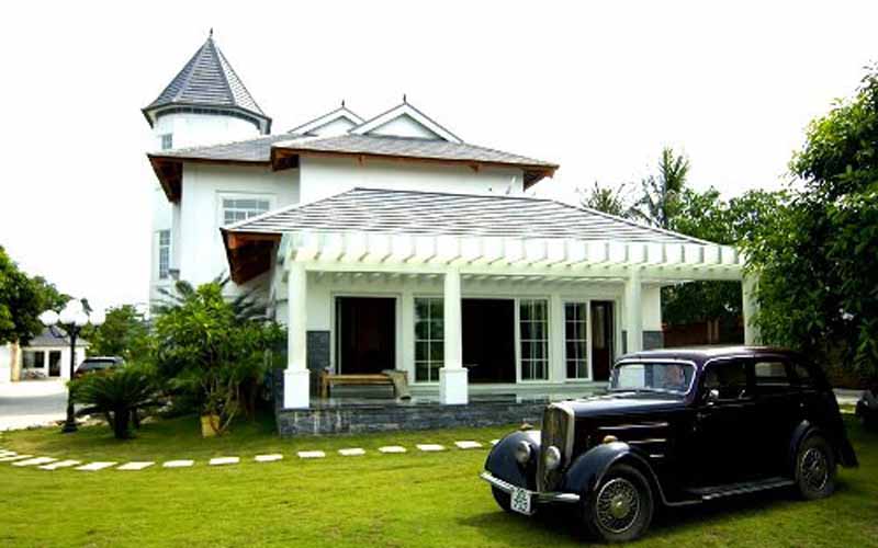 Sân vườn biệt thự 50.000 mét vuông của đại gia Thanh Hóa.Ở xứ Thanh, nói đến tòa Bạch Dinh của đại gia Cao Tiến Đoàn thì ai cũng trầm trồ ngưỡng mộ. Ảnh: vtv6.vtv.vn Sân vườn biệt thự 50.000 mét vuông của đại gia Thanh Hóa.Ở xứ Thanh, nói đến tòa Bạch Dinh của đại gia Cao Tiến Đoàn thì ai cũng trầm trồ ngưỡng mộ. Ảnh: vtv6.vtv.vn