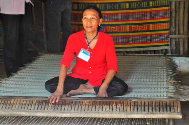 Nghệ nhân dệt chiếu biểu diễn cho du khách. Nghệ nhân dệt chiếu biểu diễn cho du khách.