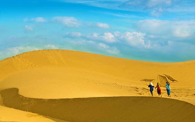 Đồi cát Nam Cương rộng 700 ha, nằm cách thành phố Phan Rang khoảng 8 km về phía đông nam, thuộc ấp Tuấn Tú, xã An Hải, huyện Ninh Phước. Đến đây du khách choáng ngợp trước không gian hoang vắng, tĩnh lặng, với những đường vân lăn tăn trên cát trải dài tít tắp như những dải lụa. Ảnh: Thanhnta. Đồi cát Nam Cương rộng 700 ha, nằm cách thành phố Phan Rang khoảng 8 km về phía đông nam, thuộc ấp Tuấn Tú, xã An Hải, huyện Ninh Phước. Đến đây du khách choáng ngợp trước không gian hoang vắng, tĩnh lặng, với những đường vân lăn tăn trên cát trải dài tít tắp như những dải lụa. Ảnh: Thanhnta.