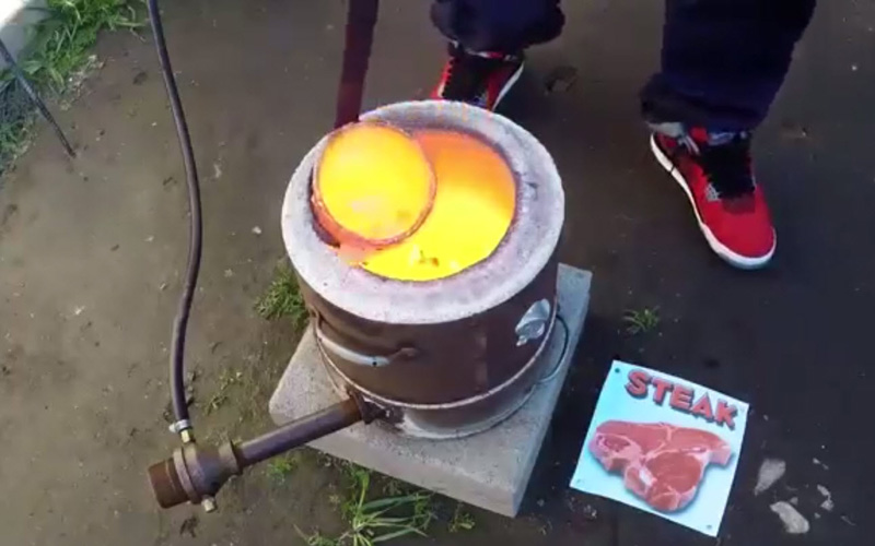 Một chàng trai đã nảy ra ý định dùng đồng nóng chảy để làm bít-tết bò Một chàng trai đã nảy ra ý định dùng đồng nóng chảy để làm bít-tết bò