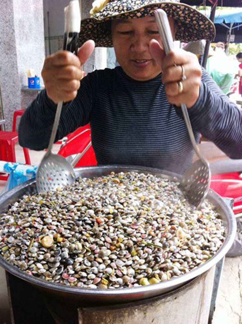 Do đó, trong quá trình chế biến ốc ruốc, cần lưu ý loại bỏ sạch tạp chất bám trên con ốc tránh gây ngộ độc. (Nguồn Thanhnien) Do đó, trong quá trình chế biến ốc ruốc, cần lưu ý loại bỏ sạch tạp chất bám trên con ốc tránh gây ngộ độc. (Nguồn Thanhnien)