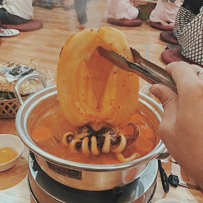 Lẩu mực khổng lồ hay cà ri mực khổng lồ là một món ăn hấp dẫn giới trẻ khắp cả nước. Những con mực to, căng bóng, kích thước khổng lồ, thịt vàng ruộm, dày và ngọt, nóng hổi khiến ai nhìn vào cũng muốn ăn ngay. Lẩu mực khổng lồ hay cà ri mực khổng lồ là một món ăn hấp dẫn giới trẻ khắp cả nước. Những con mực to, căng bóng, kích thước khổng lồ, thịt vàng ruộm, dày và ngọt, nóng hổi khiến ai nhìn vào cũng muốn ăn ngay.