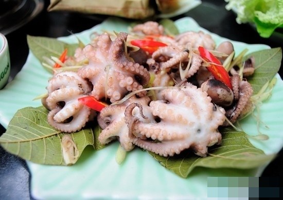 Bên cạnh những món ngon như chả mực, cà sáy, cua ghẹ,... thì ruốc lỗ cũng là một đặc sản nổi tiếng của tỉnh Quảng Ninh. Con ruốc ở đây tuy nhỏ hơn nhưng lại có độ giòn và ngọt hơn ruốc lỗ thông thường. (Nguồn Dantri) Bên cạnh những món ngon như chả mực, cà sáy, cua ghẹ,... thì ruốc lỗ cũng là một đặc sản nổi tiếng của tỉnh Quảng Ninh. Con ruốc ở đây tuy nhỏ hơn nhưng lại có độ giòn và ngọt hơn ruốc lỗ thông thường. (Nguồn Dantri)