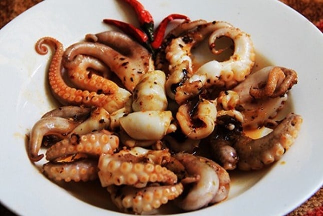 Nhiều người thường bị nhầm lẫn con ruốc lỗ với con bạch tuộc con do nó khá giống nhau mà đôi khi người dân cũng hay gọi con bạch tuộc con là con ruốc. (Nguồn Ngaynay) Nhiều người thường bị nhầm lẫn con ruốc lỗ với con bạch tuộc con do nó khá giống nhau mà đôi khi người dân cũng hay gọi con bạch tuộc con là con ruốc. (Nguồn Ngaynay)