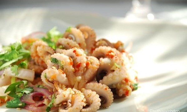 Người ta thường đi bắt ruốc lỗ vào ban đêm. Con ruốc lỗ ngon là con có xúc tu chân đều, màu sẫm đậm, cử động linh hoạt và thân nhiều nhớt. (Nguồn Haisanquangninh) Người ta thường đi bắt ruốc lỗ vào ban đêm. Con ruốc lỗ ngon là con có xúc tu chân đều, màu sẫm đậm, cử động linh hoạt và thân nhiều nhớt. (Nguồn Haisanquangninh)