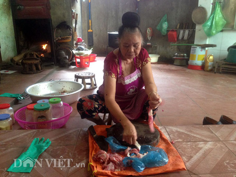 Bà Xuân (trong bài) đang kiểm tra lại thịt trâu tươi để ướp gia vị Bà Xuân (trong bài) đang kiểm tra lại thịt trâu tươi để ướp gia vị
