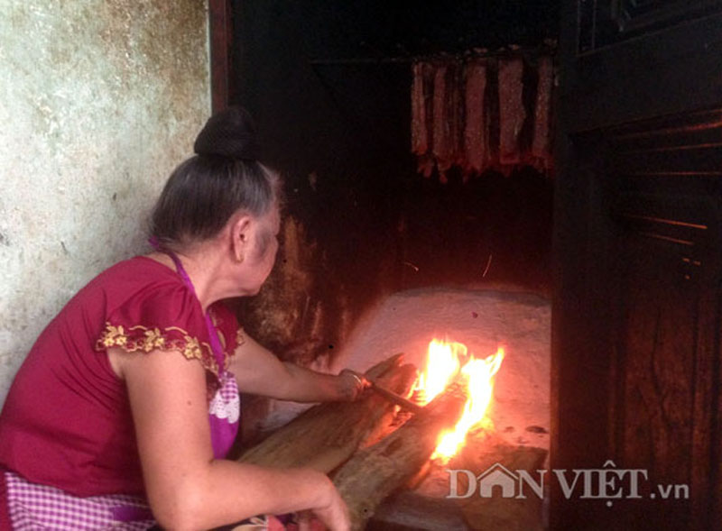 Khi hun thịt, phải dùng củi tốt và hun khó từ từthì thịt mới ngon Khi hun thịt, phải dùng củi tốt và hun khó từ từthì thịt mới ngon