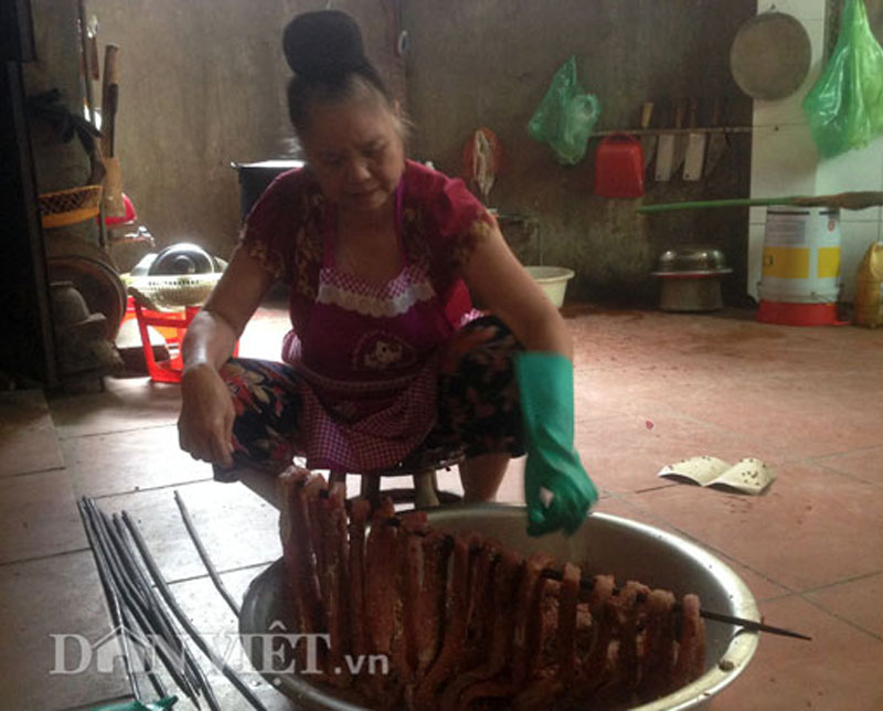 Thịt trâu muốn ngon và lạ mắt thì phải dùng que tre để xiên thịt treo lên gác bếp Thịt trâu muốn ngon và lạ mắt thì phải dùng que tre để xiên thịt treo lên gác bếp