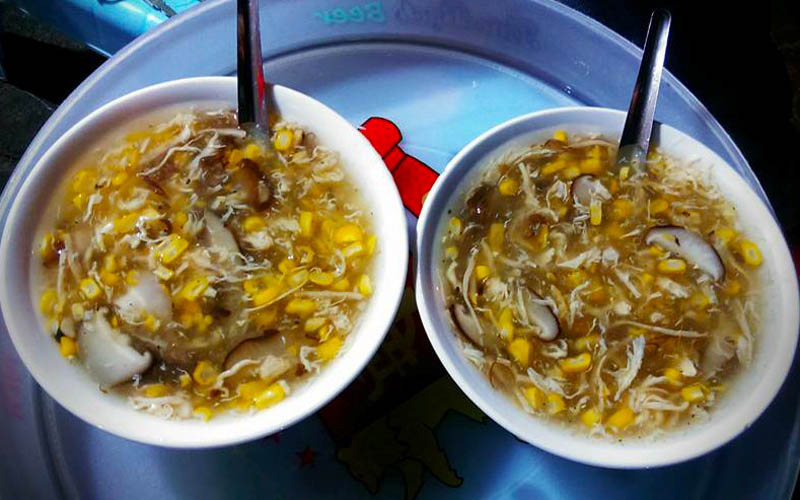 Súp gà: Bát súp gà được nấu đặc, sánh mịn với những miếng thịt gà xé nhỏ, chút ngô non, chút nấm. Các teen Hà Thành thường truyền tai nhau về quán súp gà tại dốc Hòe Nhai. Súp gà ở đây nhiều nhân, đậm đà nên luôn được lòng các tín đồ ẩm thực. Ảnh: Minh Thanh. Súp gà: Bát súp gà được nấu đặc, sánh mịn với những miếng thịt gà xé nhỏ, chút ngô non, chút nấm. Các teen Hà Thành thường truyền tai nhau về quán súp gà tại dốc Hòe Nhai. Súp gà ở đây nhiều nhân, đậm đà nên luôn được lòng các tín đồ ẩm thực. Ảnh: Minh Thanh.