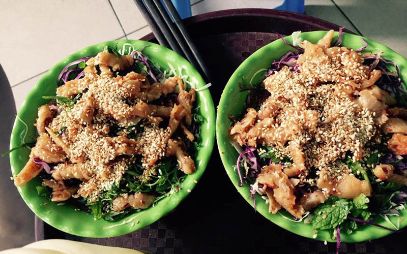 Nộm chân gà rút xương: Có thể nói đây là món ăn vặt phổ biến nhất trong các món ăn vặt từ gà của teen Hà thành. Bát nộm vừa phải, phủ một lớp vừng khá dày, nhưng điểm nhấn chính là chân gà đã được rút xương. Ảnh: Huyền Thanh. Nộm chân gà rút xương: Có thể nói đây là món ăn vặt phổ biến nhất trong các món ăn vặt từ gà của teen Hà thành. Bát nộm vừa phải, phủ một lớp vừng khá dày, nhưng điểm nhấn chính là chân gà đã được rút xương. Ảnh: Huyền Thanh.