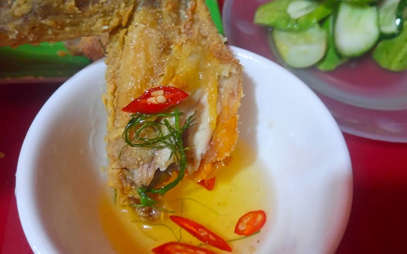 Gà được tẩm ướp vừa vặn, kèm với nước chấm cay cay, ngọt ngọt. Chân gà, cánh gà muốn ngon phải nhiều thịt, thơm, giòn, không mặn quá, không ngấy mỡ. Ảnh: Linh Giang. Gà được tẩm ướp vừa vặn, kèm với nước chấm cay cay, ngọt ngọt. Chân gà, cánh gà muốn ngon phải nhiều thịt, thơm, giòn, không mặn quá, không ngấy mỡ. Ảnh: Linh Giang.