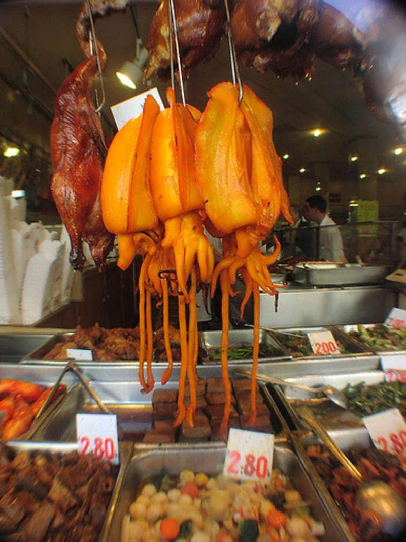 Mực khổng lồ là một trong những loại hải sản độc đáo tại làng chài Tai O. Mực khổng lồ là một trong những loại hải sản độc đáo tại làng chài Tai O.