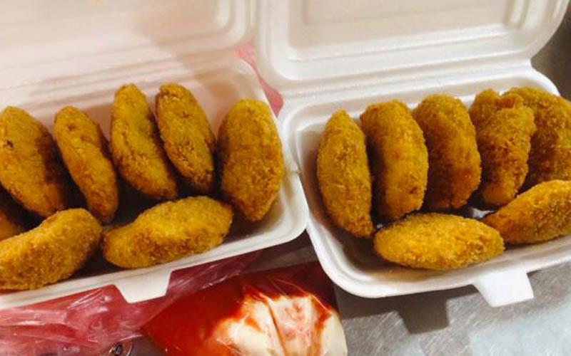 Bánh gà chiên: Bánh gà nổi tiếng nhất tại ngõ Hồng Mai. Vỏ bánh được chiên vàng, giòn rụm. Bánh đặc được trộn đều giữa thịt gà xay, cà rốt thái nhỏ. Giá một chiếc bánh gà chiên chỉ 4.000 đồng. Ảnh: Nhung Kết. Bánh gà chiên: Bánh gà nổi tiếng nhất tại ngõ Hồng Mai. Vỏ bánh được chiên vàng, giòn rụm. Bánh đặc được trộn đều giữa thịt gà xay, cà rốt thái nhỏ. Giá một chiếc bánh gà chiên chỉ 4.000 đồng. Ảnh: Nhung Kết.