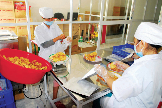 Công nhân đóng gói dứa Tắc Cậu khô để xuất khẩu. Công nhân đóng gói dứa Tắc Cậu khô để xuất khẩu.