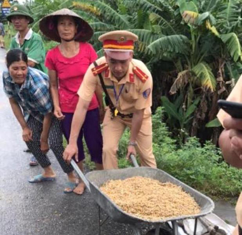 Công an giao thông tỉnh Quảng Ninh giúp tài xế thu dọn ngô. Ảnh: Người dân cung cấp Công an giao thông tỉnh Quảng Ninh giúp tài xế thu dọn ngô. Ảnh: Người dân cung cấp