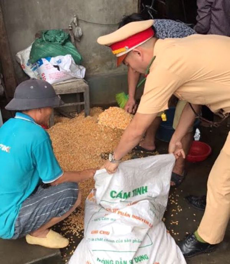 Lực lượng công an đến nhà dân vận động trả lại số ngô đã lấy của anh Hán. Ảnh: Bạn đọc cung cấp Lực lượng công an đến nhà dân vận động trả lại số ngô đã lấy của anh Hán. Ảnh: Bạn đọc cung cấp