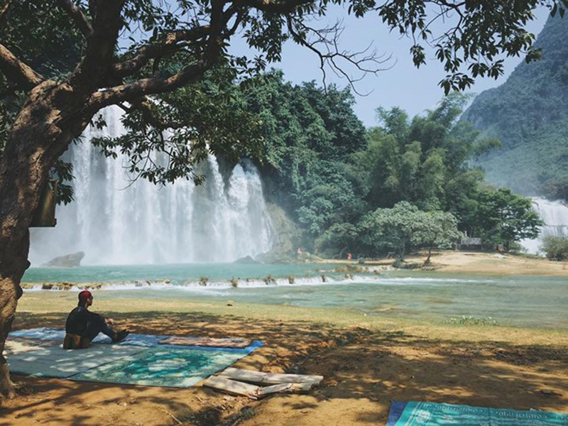Cao Bằng vốn dĩ đã đẹp và hùng vĩ đến vô cùng vô tận, nhưng dường như sau khi xuất hiện trong MV mới của Bích Phương thì vùng đất này càng trở nên hot hơn bao giờ hết với những tín đồ du lịch. Ảnh trong bài: Ivivu. Cao Bằng vốn dĩ đã đẹp và hùng vĩ đến vô cùng vô tận, nhưng dường như sau khi xuất hiện trong MV mới của Bích Phương thì vùng đất này càng trở nên hot hơn bao giờ hết với những tín đồ du lịch. Ảnh trong bài: Ivivu.