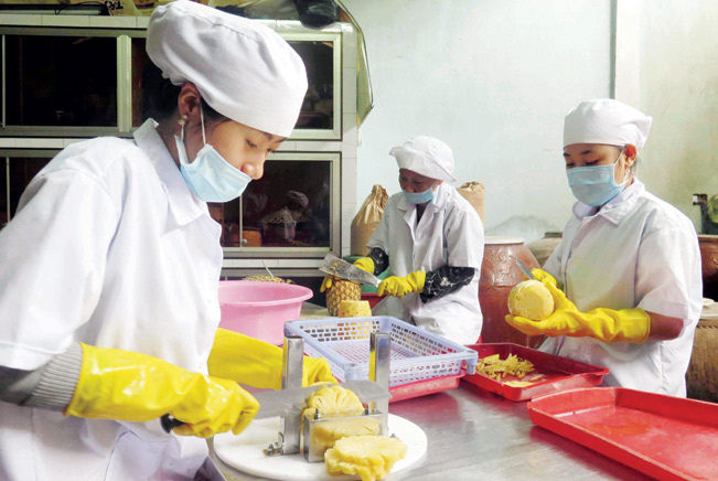 Dứa Tắc Cậu hiện nay được chế biến thành nhiều sản phẩm đặc sản như bánh, kẹo dứa... Dứa Tắc Cậu hiện nay được chế biến thành nhiều sản phẩm đặc sản như bánh, kẹo dứa...